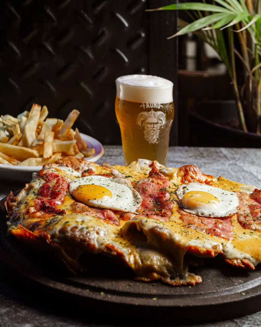 Milanesa XXL con huevos fritos, papas y una pinta