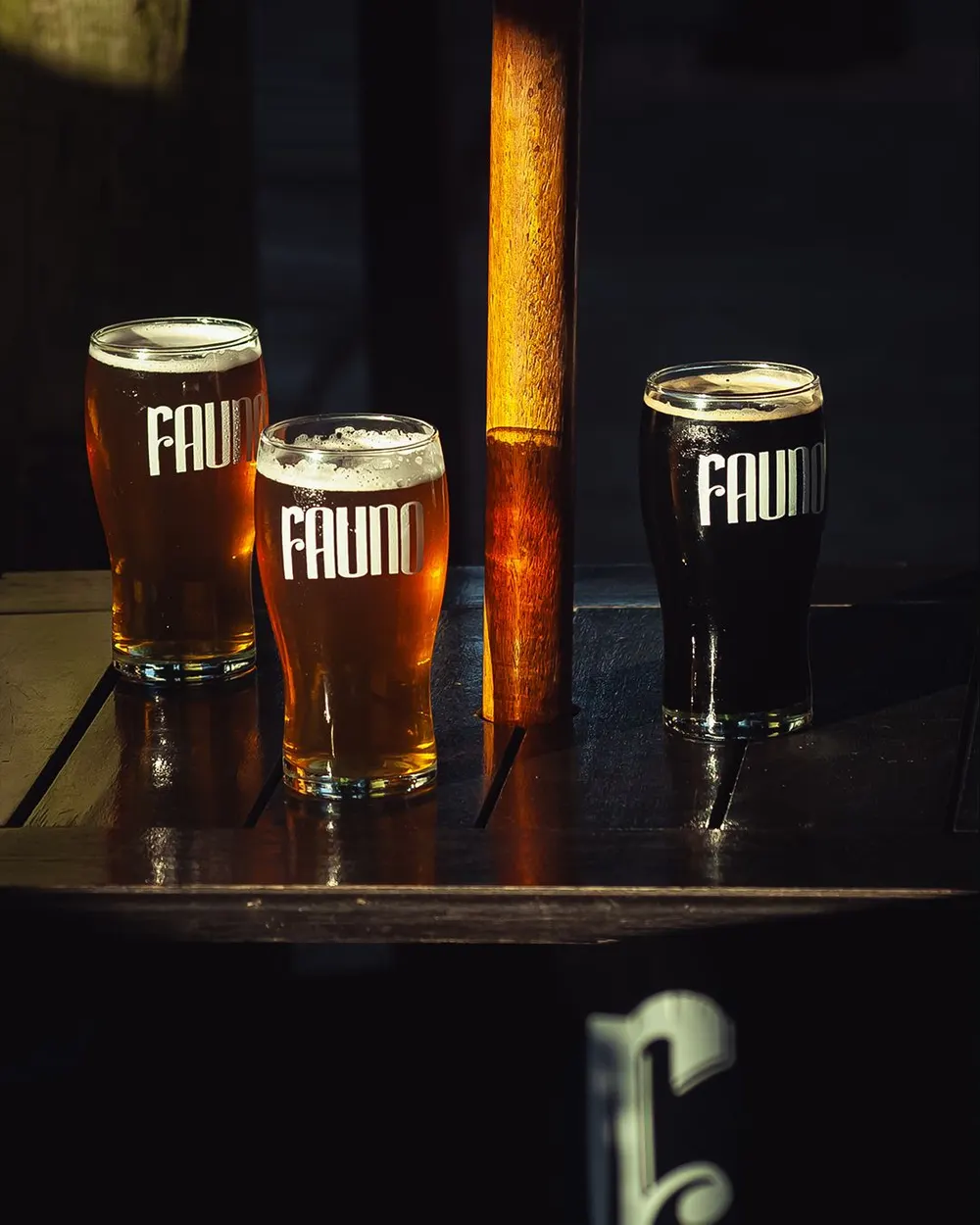 Tres pintas de Fauno sobre la barra