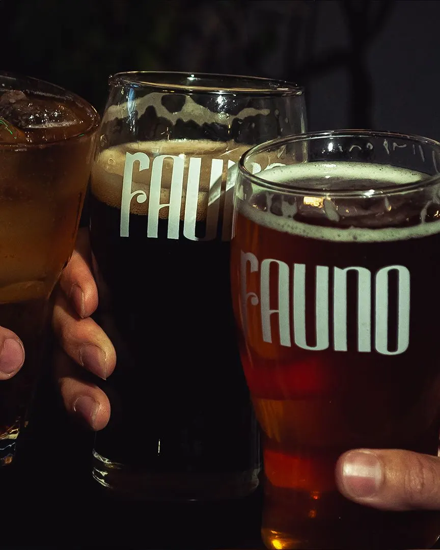 Brindis con un trago y dos pintas de Fauno