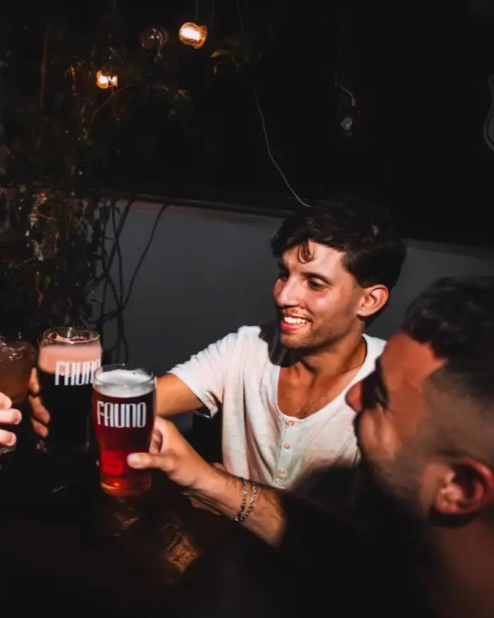 Amigos brindando con pintas