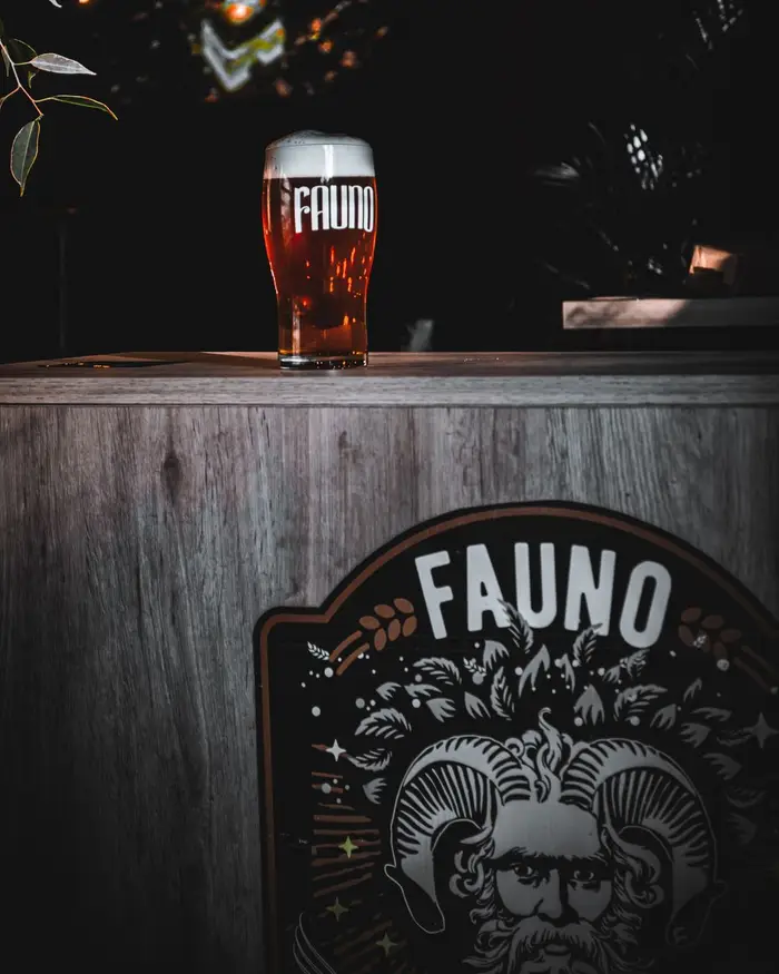 Una pinta sobre la barra, con el fauno tallado en el frente