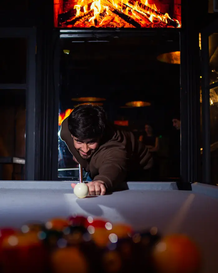 Un chico apuntando, con las bolas en primer plano
