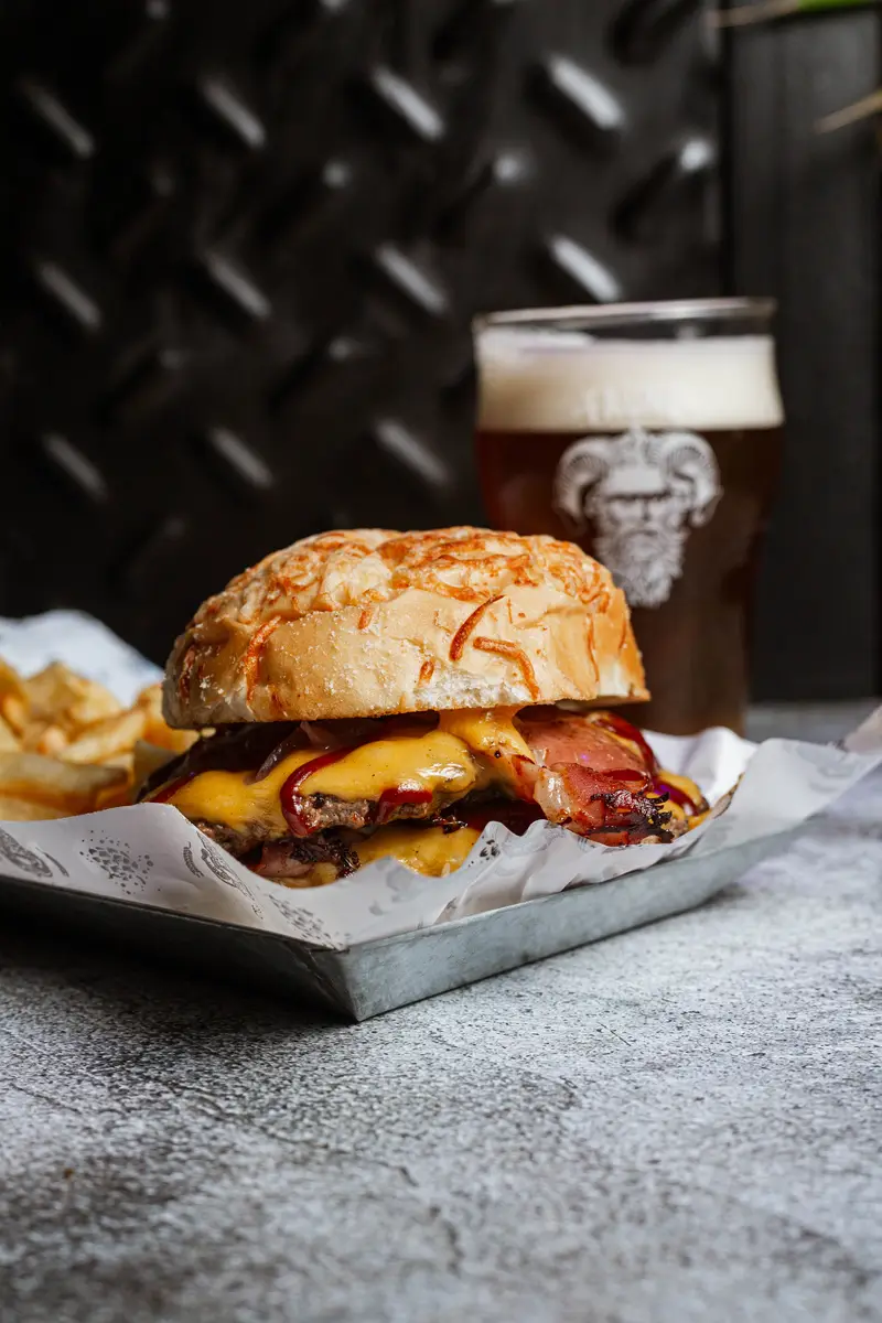Hamburguesa con cheddar y panceta, papas y una pinta