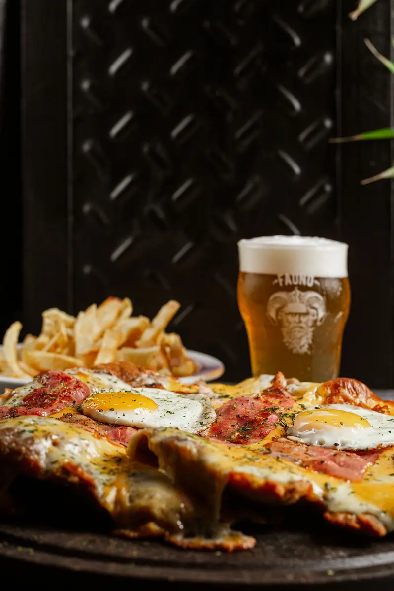 Milanesa XXL con huevos fritos, papas y una pinta