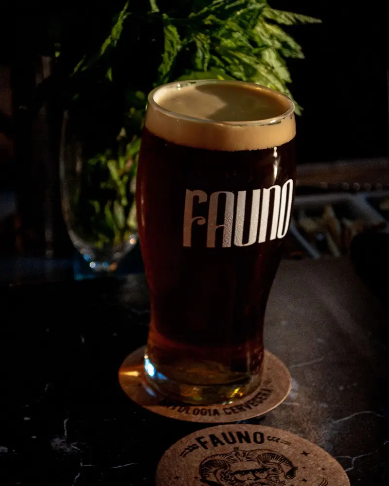Una pinta de stout con el logo de Fauno